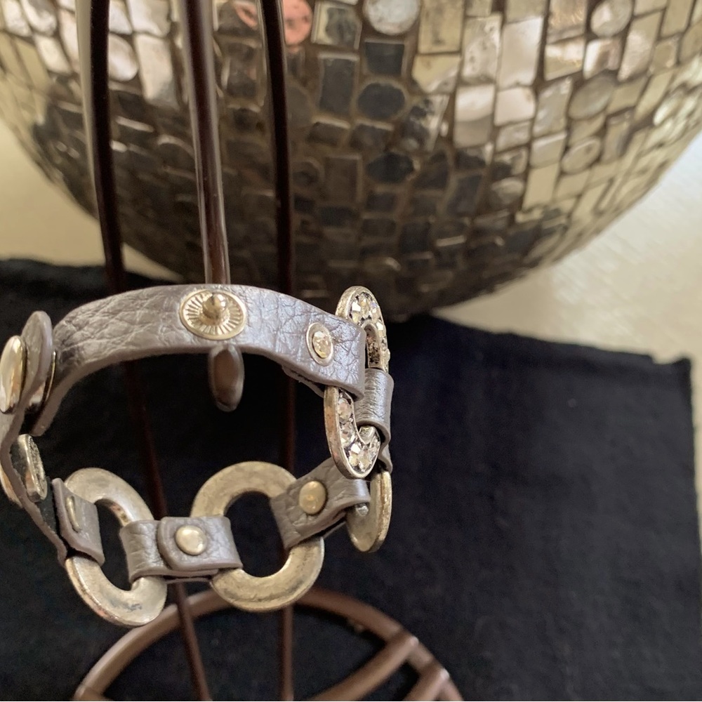 Silver bracelet with snap closures